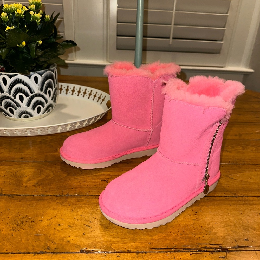 Girls UGG Boots size 4 with silver zipper NWOT